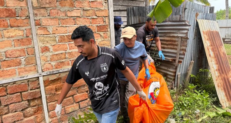 Korban sedang dievakuasi dan dibawa ke kamar mayat RSUD Merauke untuk dilakukan visum – Surya Papua/IST