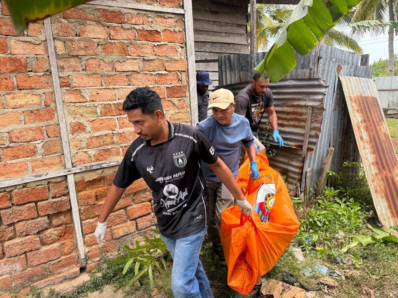 Korban sedang dievakuasi dan dibawa ke kamar mayat RSUD Merauke untuk dilakukan visum – Surya Papua/IST