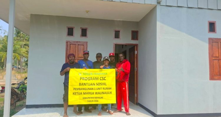 Penyerahan rumah kepada salah seorang ketua marga di Kampung Iwol, Distrik Okaba, Kabupaten Merauke – Surya Papua/IST