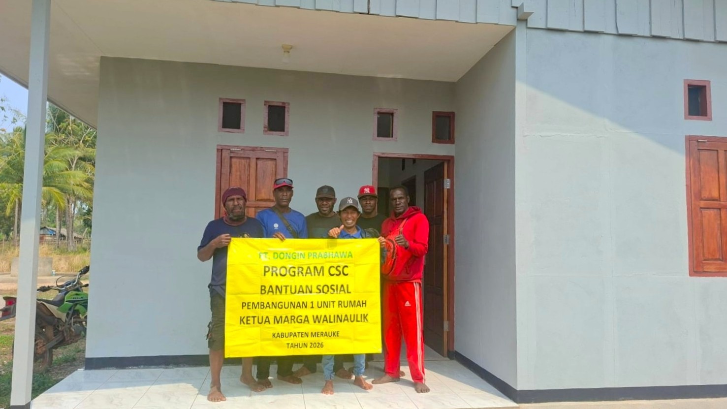 Penyerahan rumah kepada salah seorang ketua marga di Kampung Iwol, Distrik Okaba, Kabupaten Merauke – Surya Papua/IST