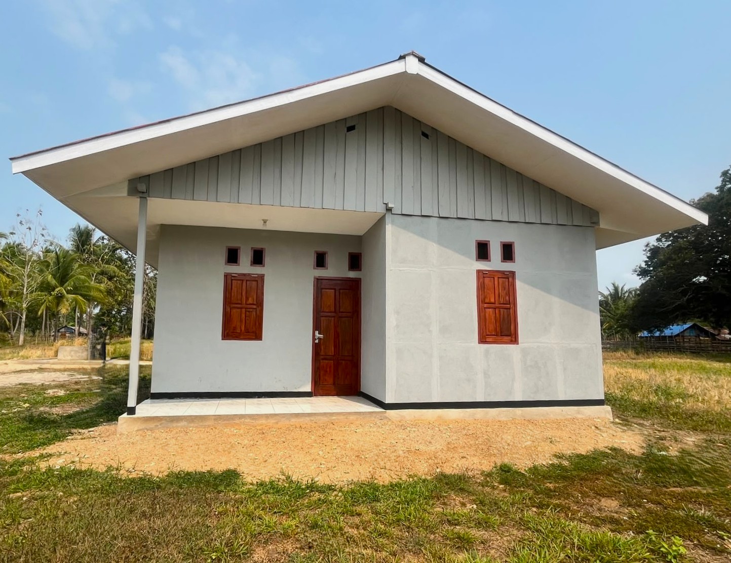 Penyerahan rumah kepada salah seorang ketua marga di Kampung Iwol, Distrik Okaba, Kabupaten Merauke – Surya Papua/IST
