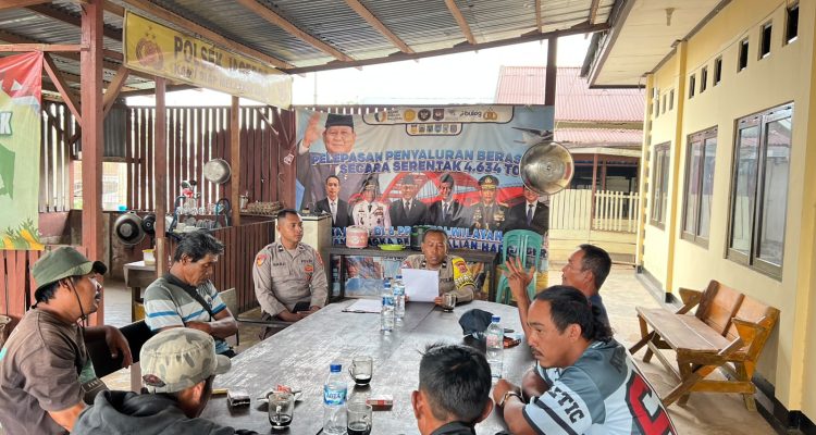 Pertemuam masyarakat dari dua pihak untuk menyelesaikan penembakan tiga ekor kuda – Surya Papua/IST