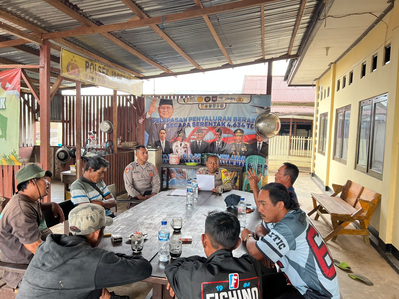 Pertemuam masyarakat dari dua pihak untuk menyelesaikan penembakan tiga ekor kuda – Surya Papua/IST