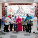 Uskup Agung Merauke, Mgr. Petrus Canisius Mandagi, MSC bersama Gubernur Papua Selatan, Apolo Safanpo serta para pastor dan sejumlah pejabat lain – Surya Papua/IST