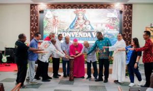 konvenda 1 Uskup Agung Merauke, Mgr. Petrus Canisius Mandagi, MSC bersama Gubernur Papua Selatan, Apolo Safanpo serta para pastor dan sejumlah pejabat lain – Surya Papua/IST