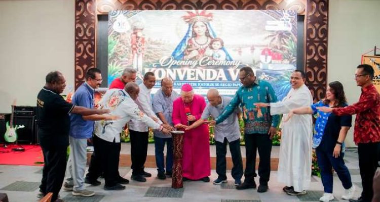 Uskup Agung Merauke, Mgr. Petrus Canisius Mandagi, MSC bersama Gubernur Papua Selatan, Apolo Safanpo serta para pastor dan sejumlah pejabat lain – Surya Papua/IST