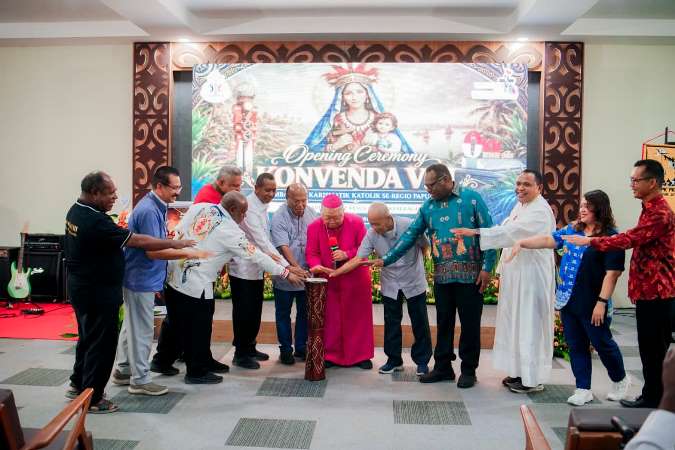 Uskup Agung Merauke, Mgr. Petrus Canisius Mandagi, MSC bersama Gubernur Papua Selatan, Apolo Safanpo serta para pastor dan sejumlah pejabat lain – Surya Papua/IST