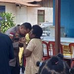 Kapolres Merauke, AKBP Leonardo Yoga saat di rumah duka tadi pagi – Surya Papua/IST