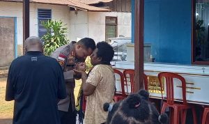 Kapolres Merauke, AKBP Leonardo Yoga saat di rumah duka tadi pagi – Surya Papua/IST