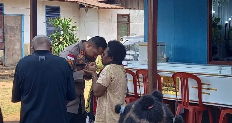 Kapolres Merauke, AKBP Leonardo Yoga saat di rumah duka tadi pagi – Surya Papua/IST