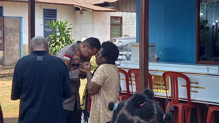 Kapolres Merauke, AKBP Leonardo Yoga saat di rumah duka tadi pagi – Surya Papua/IST