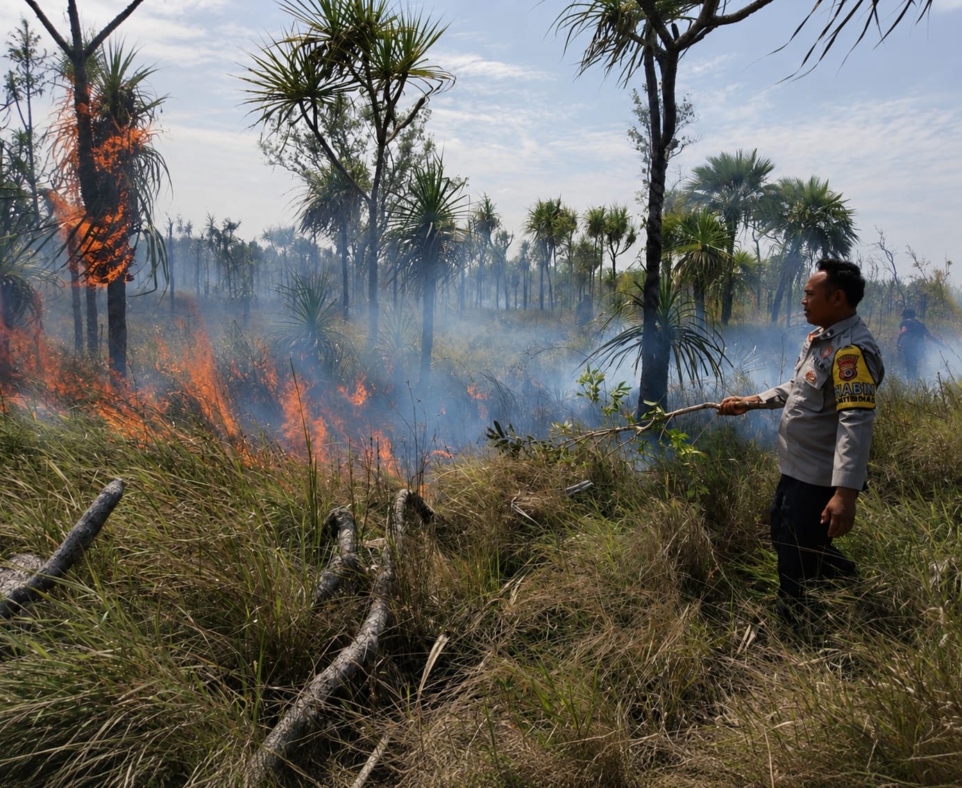 Kegiatan pemadaman lahan di Kurik, Kabupaten Merauke oleh anggota polisi – Surya Papua/IST