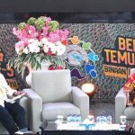Paul Sudiyo (kanan) sedang bicara dalam – Surya Papua/IST