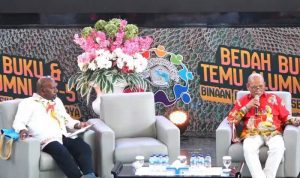 Paul Sudiyo (kanan) sedang bicara dalam – Surya Papua/IST