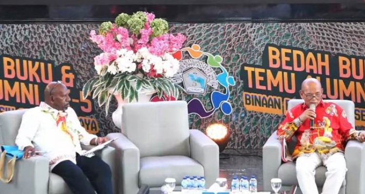 Paul Sudiyo (kanan) sedang bicara dalam – Surya Papua/IST