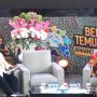 Paul Sudiyo (kanan) sedang bicara dalam – Surya Papua/IST
