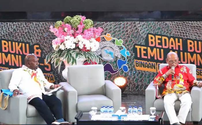 Paul Sudiyo (kanan) sedang bicara dalam – Surya Papua/IST