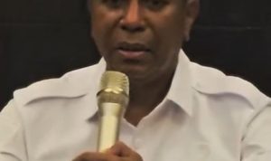 Gubernur Papua Selatan, Apolo Safanpo sedang bicara dalam pertemuan bersama tokoh masyarakat asmat serta perwakilan pemuda – Surya Papua/IST