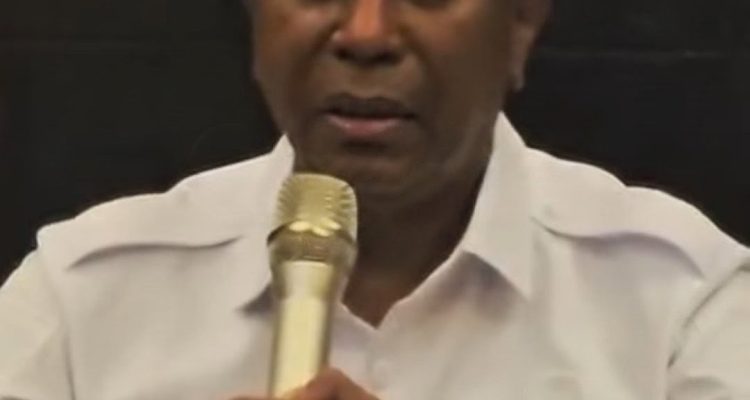 Gubernur Papua Selatan, Apolo Safanpo sedang bicara dalam pertemuan bersama tokoh masyarakat asmat serta perwakilan pemuda – Surya Papua/IST