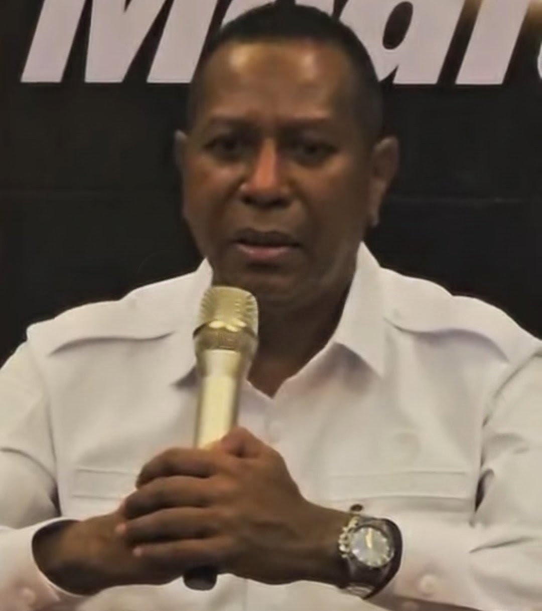 Gubernur Papua Selatan, Apolo Safanpo sedang bicara dalam pertemuan bersama tokoh masyarakat asmat serta perwakilan pemuda – Surya Papua/IST