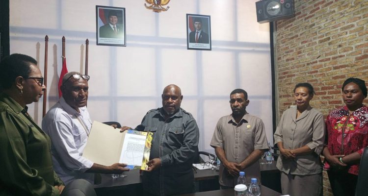 Sejumlah pernyataan tertulis dari keluarga korban yang diterima Ketua MRPS, Damianus Katayu bersama sejumlah pimpinan Pokja – Surya Papua/IST