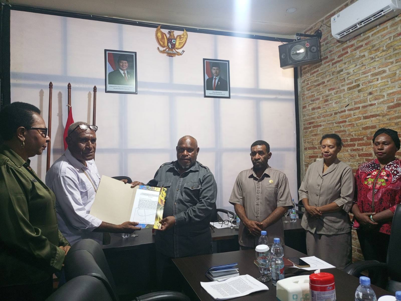 Sejumlah pernyataan tertulis dari keluarga korban yang diterima Ketua MRPS, Damianus Katayu bersama sejumlah pimpinan Pokja – Surya Papua/IST