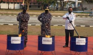 Kegiatan pemusnahan rokok ilegal oleh Panglima Koarmada RI Laksamana Madya TNI Denih Hendrata bersama pejabat lain – Surya Papua/IST