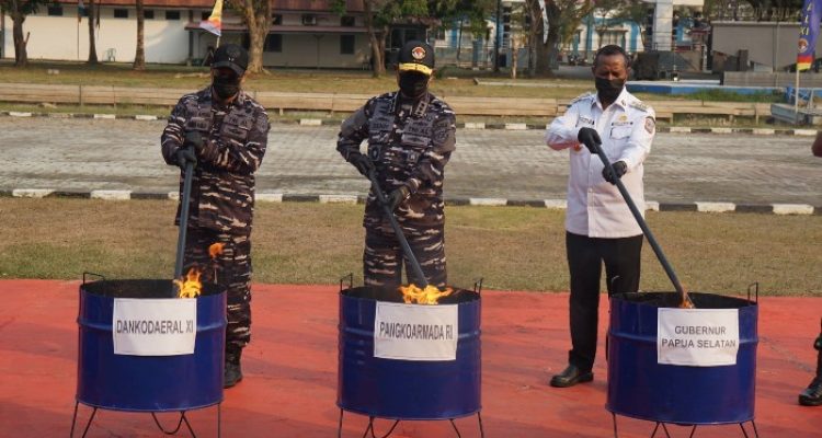 Kegiatan pemusnahan rokok ilegal oleh Panglima Koarmada RI Laksamana Madya TNI Denih Hendrata bersama pejabat lain – Surya Papua/IST