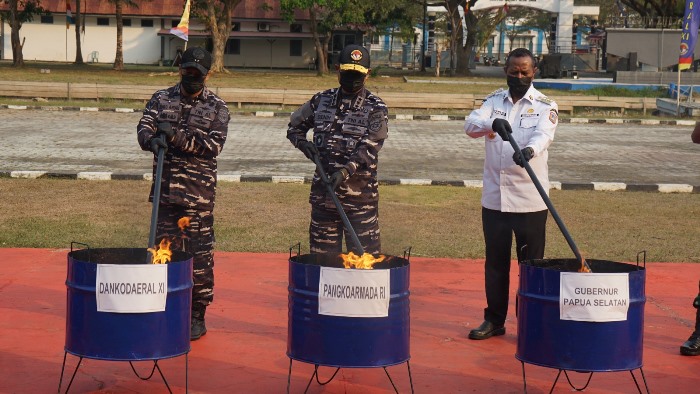Kegiatan pemusnahan rokok ilegal oleh Panglima Koarmada RI Laksamana Madya TNI Denih Hendrata bersama pejabat lain – Surya Papua/IST