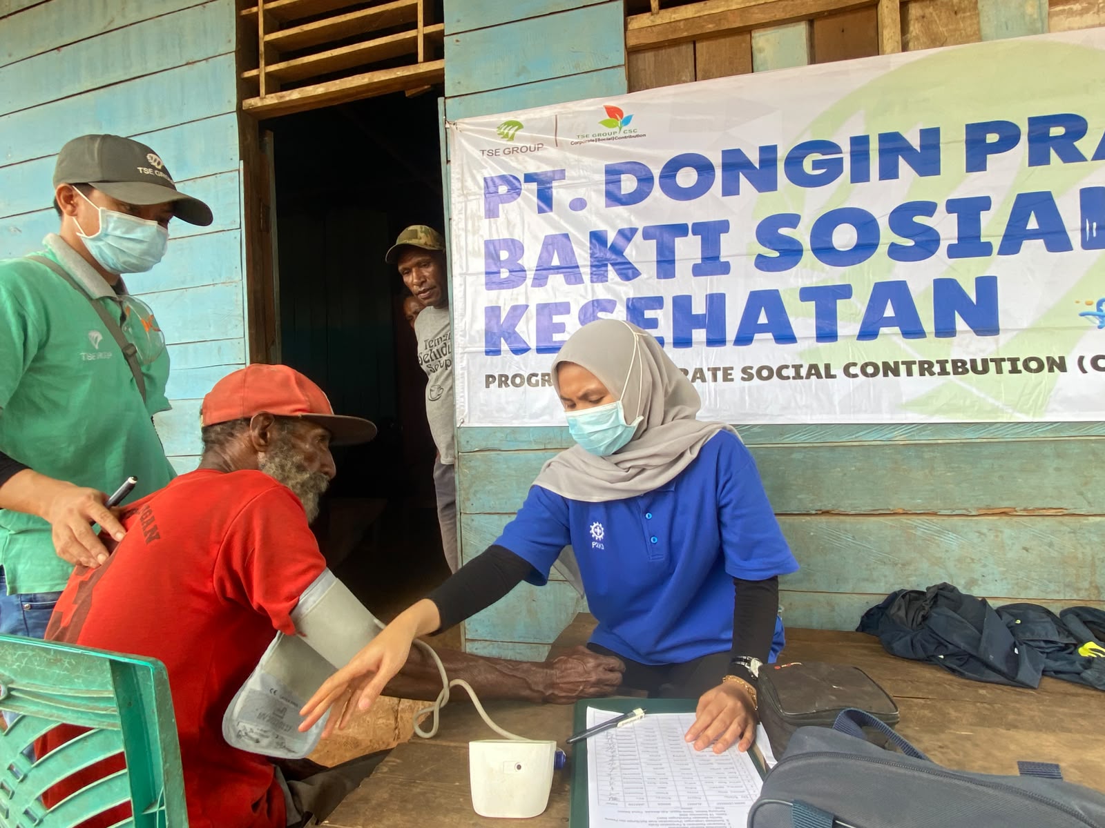 Pelayanan pengobatan gratis tenaga medis dari Klinik TSE Group untuk masyarakat – Surya Papua/IST