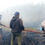 Tim gabungan bersama masyarakat sedang bersama-sama melakukan pemadaman api di Kampung Yaba Maru, Kabupaten Merauke – Surya Papua/IST
