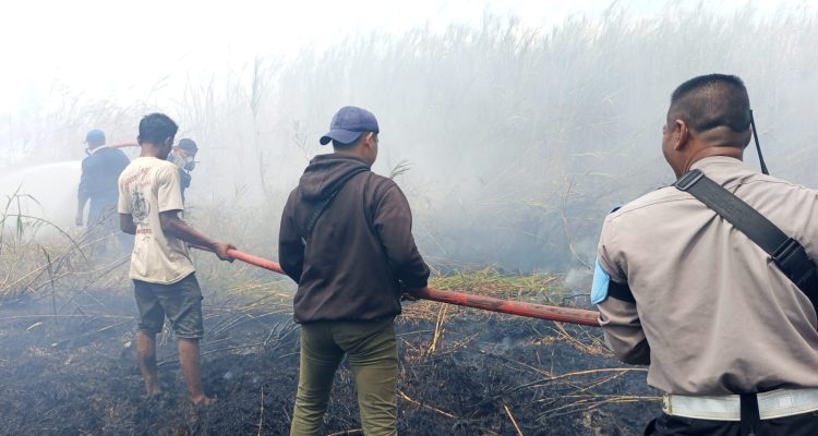 Tim gabungan bersama masyarakat sedang bersama-sama melakukan pemadaman api di Kampung Yaba Maru, Kabupaten Merauke – Surya Papua/IST