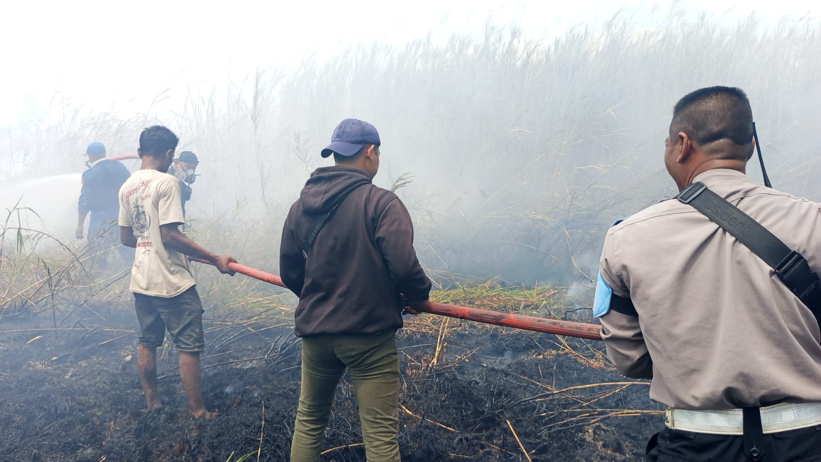 Tim gabungan bersama masyarakat sedang bersama-sama melakukan pemadaman api di Kampung Yaba Maru, Kabupaten Merauke – Surya Papua/IST