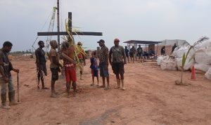 palangan dua Salib Hitam yang ditancapkan masyarakat adat beberapa waktu lalu dicabut – Surya Papua/IST