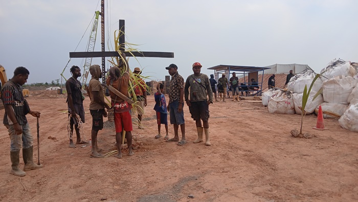 Salib Hitam yang ditancapkan masyarakat adat beberapa waktu lalu dicabut – Surya Papua/IST