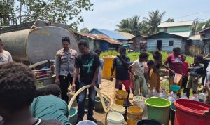 panjat 5 Anggota sedang menyalurkan air bersih kepada masyarakat di Gudang Arang yang membutuhkan – Surya Papua/IST