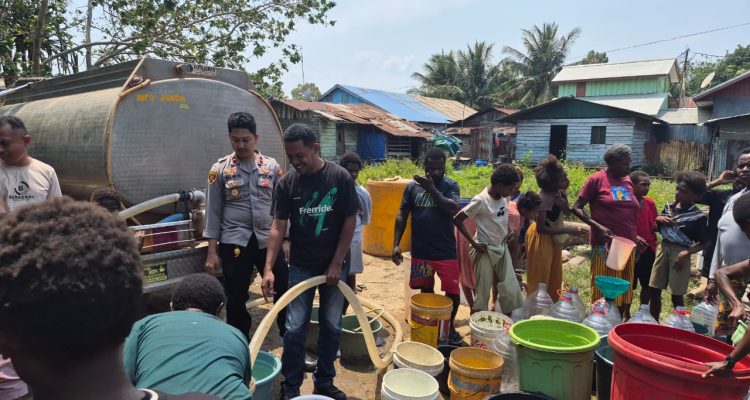 Anggota sedang menyalurkan air bersih kepada masyarakat di Gudang Arang yang membutuhkan – Surya Papua/IST