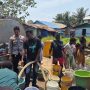 Anggota sedang menyalurkan air bersih kepada masyarakat di Gudang Arang yang membutuhkan – Surya Papua/IST