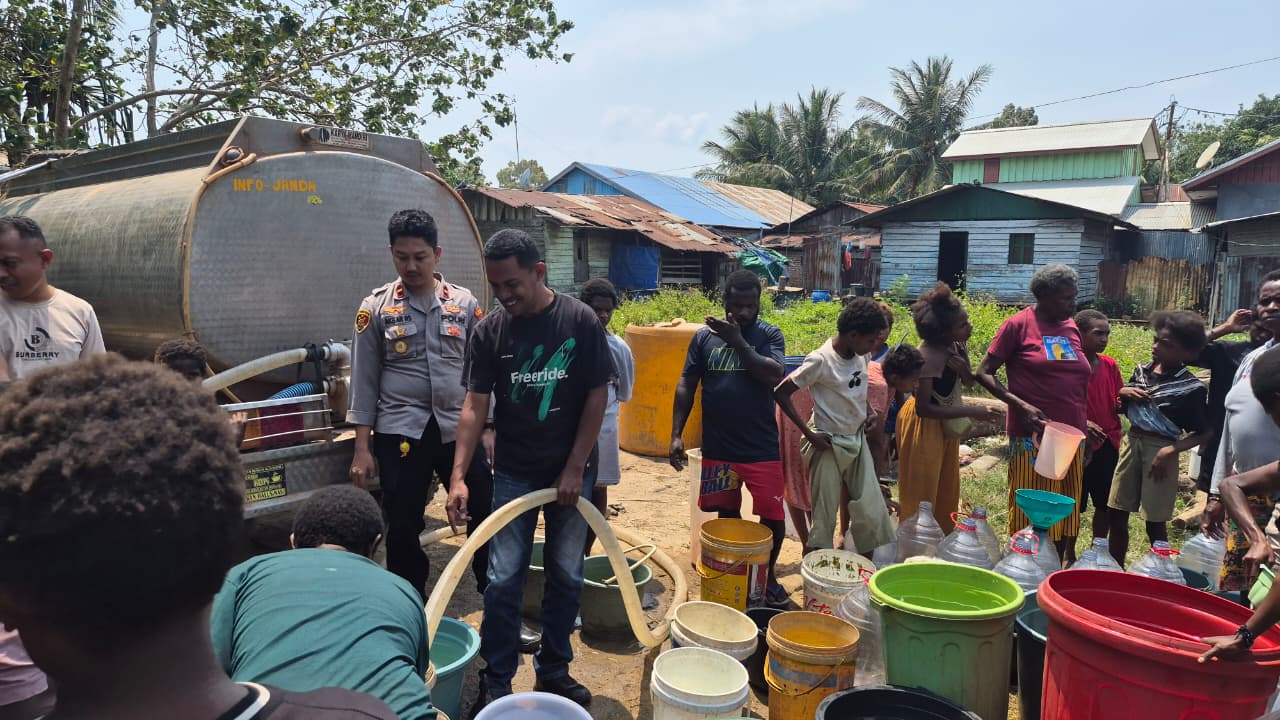 Anggota sedang menyalurkan air bersih kepada masyarakat di Gudang Arang yang membutuhkan – Surya Papua/IST