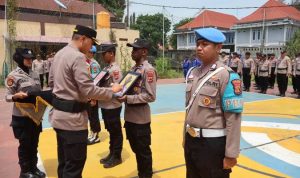 Upacara pemberhentian dua anggota polisi di lingkungan Polres Merauke tadi pagi – Surya Papua/IST