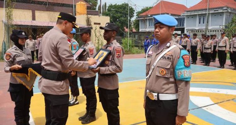 Upacara pemberhentian dua anggota polisi di lingkungan Polres Merauke tadi pagi – Surya Papua/IST