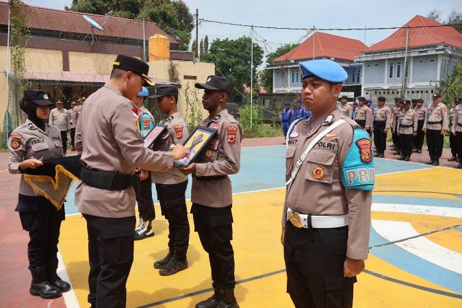 Upacara pemberhentian dua anggota polisi di lingkungan Polres Merauke tadi pagi – Surya Papua/IST