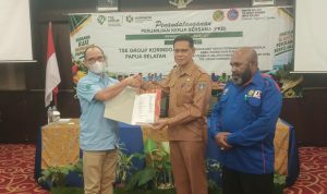 pkb 2 Kepala Dinas Tenaga Kerja, Transmigrasi dan ESDM Provinsi Papua Selatan, Lambertus Ignatius Fatruan – Surya Papua/Frans Kobun