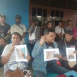 Kuasa hukum almarhum bersama keluarga sedang menunjuk barang bukti penganiayaan korban Leonardo Konorop – Surya Papua/Frans Kobun