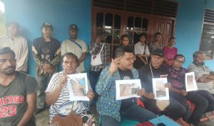 pkb 3 Kuasa hukum almarhum bersama keluarga sedang menunjuk barang bukti penganiayaan korban Leonardo Konorop – Surya Papua/Frans Kobun