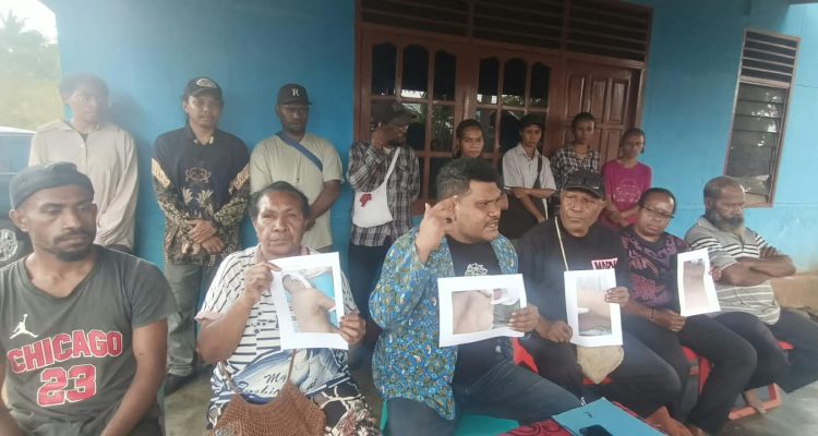 Kuasa hukum almarhum bersama keluarga sedang menunjuk barang bukti penganiayaan korban Leonardo Konorop – Surya Papua/Frans Kobun