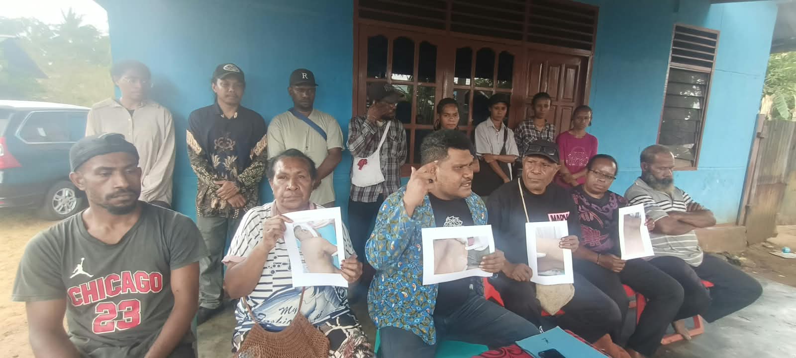 Kuasa hukum almarhum bersama keluarga sedang menunjuk barang bukti penganiayaan korban Leonardo Konorop – Surya Papua/Frans Kobun