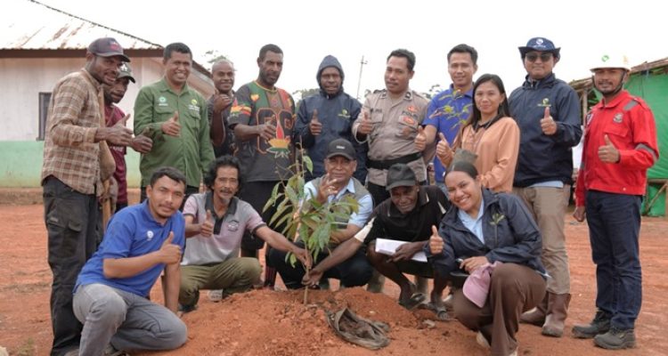 Kegiatan penanaman pohon bersama masyarakat Phagabo, Distrik Ulilin, Kabupaten Merauke – Surya Papua/IST