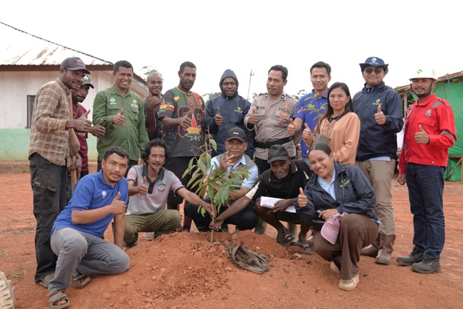 Kegiatan penanaman pohon bersama masyarakat Phagabo, Distrik Ulilin, Kabupaten Merauke – Surya Papua/IST