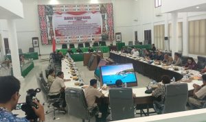 rdp 1 Rapat dengar pendapat yang berlangsung di ruang paripurna DPR Kabupaten Merauke – Surya Papua/Frans Kobun